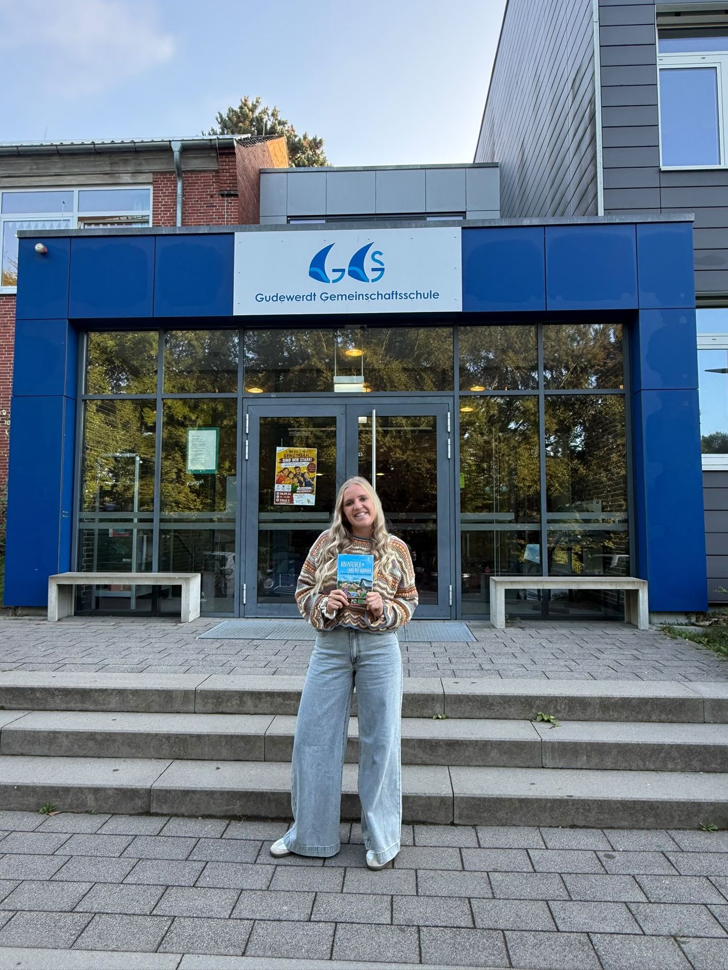 Lisa Sprenger vor der Schule