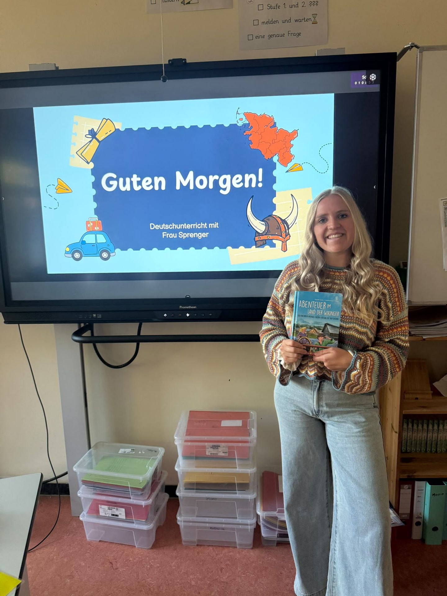 Lisa im Klassenraum